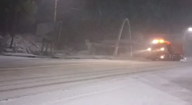 Сильный снегопад сделал дороги опасными для крымчан