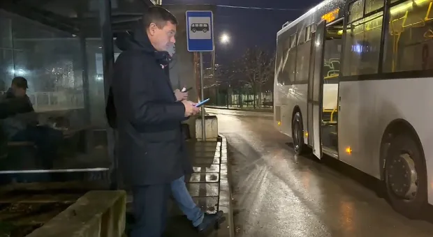 Глава севастопольского транспорта вышел на утреннюю остановку с хронометром