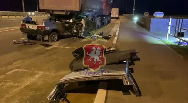 Водитель «девятки» чудом уцелел в ДТП с грузовиком под Севастополем