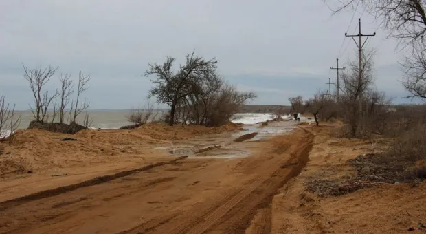 Обильные дожди продолжают топить дома и подмывать дороги в Крыму