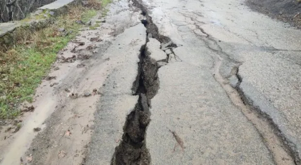 Из-за дождя в Крыму перекрыли сразу несколько автомобильных дорог