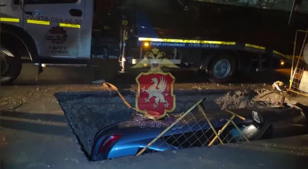 В Севастополе водитель на «Мерседесе» прыгнул в разрытую дорожную яму