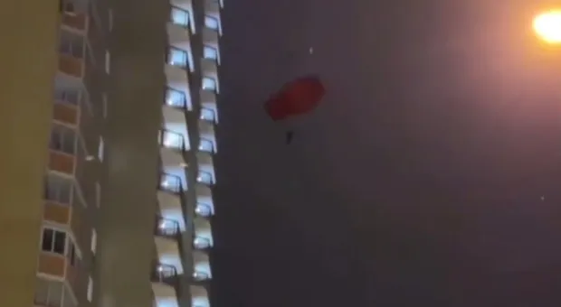 Экстремал спрыгнул с балкона многоэтажки с парашютом 