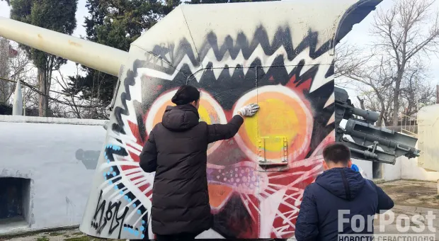 В Севастополе граффити кота с башни эсминца «Бойкого» убрали стоматологи