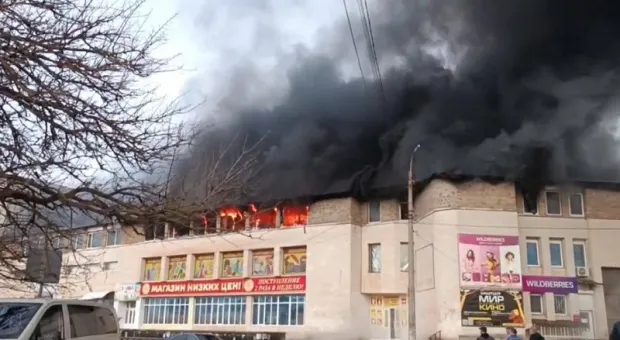 В Крыму из горящего торгового центра спасли 15 человек
