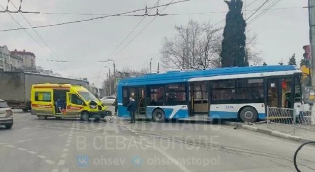 В Севастополе троллейбус снёс с дороги скорую помощь и иномарку 