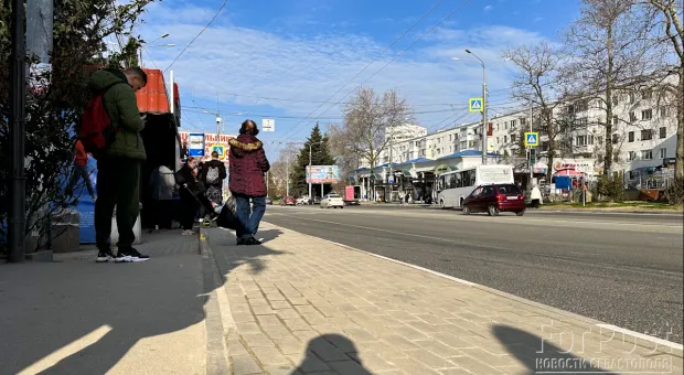 В Севастополе ларьки выдавливают горожан с остановок общественного транспорта 