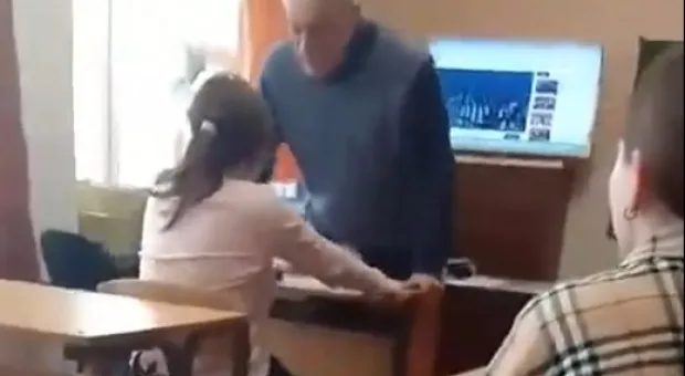 Учитель во время урока ударил девочку-инвалида