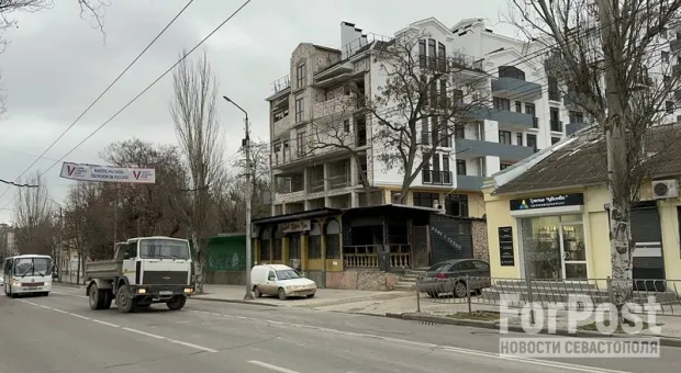 Новый дом в центре Севастополя хочет отправить под снос старое кафе 