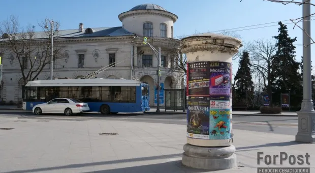В Севастополе рассыпается афишная тумба-новодел на улице Ленина 