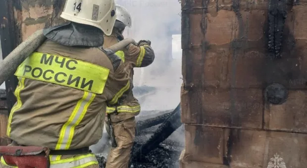 В Алуште пожарные борются с охватившим жилые дома огнём