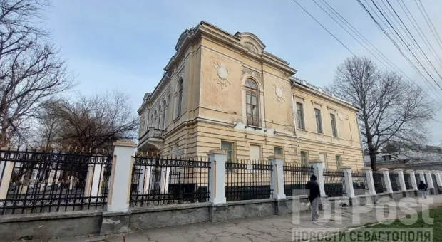 Где хранится коллекция главного художественного музея Крыма во время реставрации