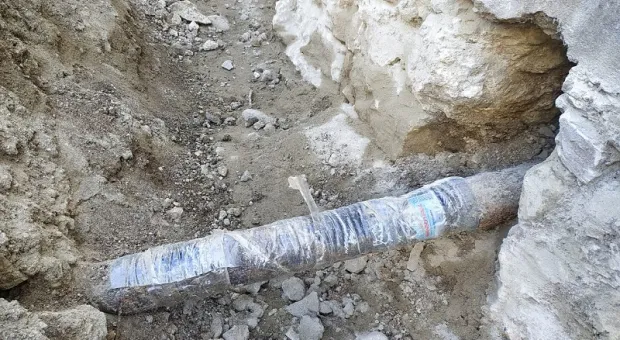 В Севастополе канализационную трубу отремонтировали пластиком и скотчем