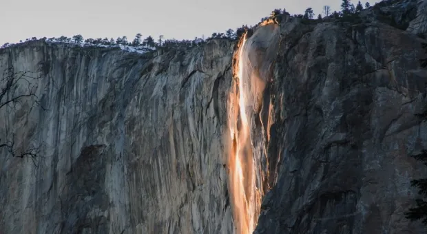 Уникальный огненный водопад сняли на видео 