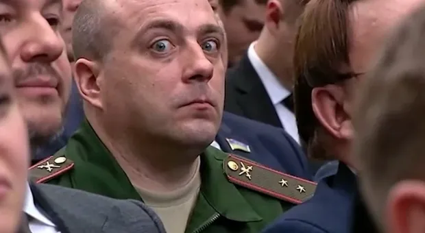 Раскрыта личность удивлённого военного на послании Путина