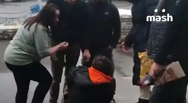 Охранники ТЦ изваляли по асфальту и избили женщину из-за куска колбасы
