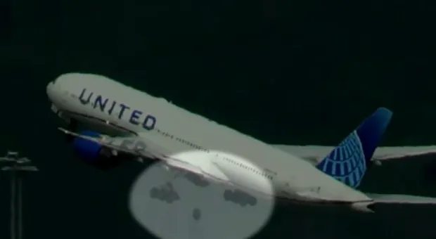 У самолёта во время взлёта отвалилось колесо, момент попал на видео