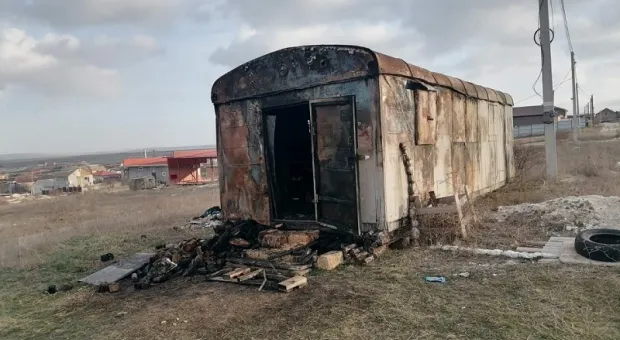 В Крыму человек сгорел вместе с бытовкой