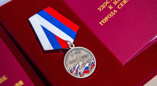 В Севастополе наградили командиров самообороны 2014 года