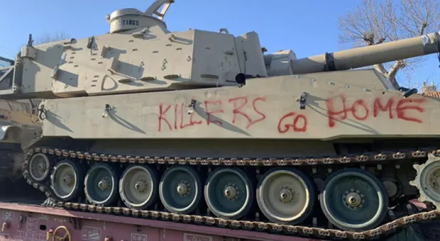 Активисты в Греции остановили и развернули поезд с американскими танками