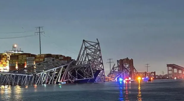 Грузовое судно обрушило мост вместе с автомобилями, ЧП попало на видео