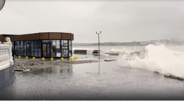 В Севастополе продолжат эксперименты с потрёпанным штормами Хрустальным пляжем 