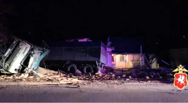 В Севастополе грузовик протаранил забор и врезался в жилой дом 