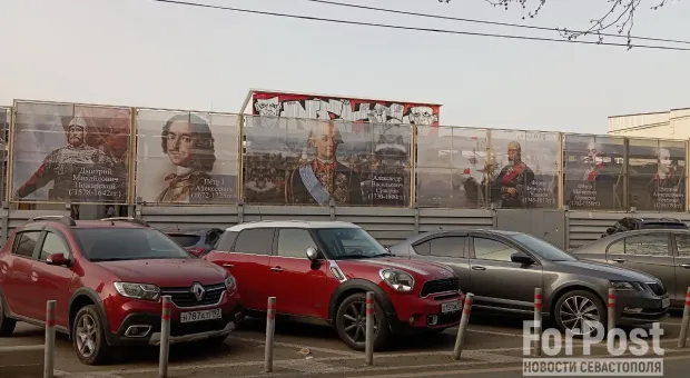 Баннеры с изображением великих российских полководцев на заборе