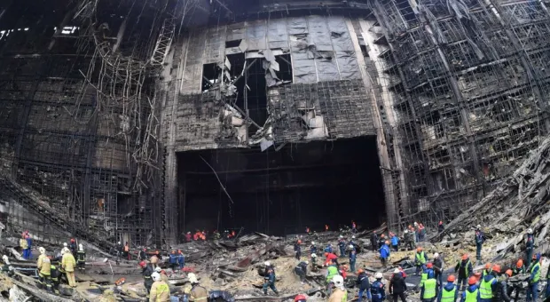 Спасатели возле полностью сгоревшего здания «Крокус Сити Холла»