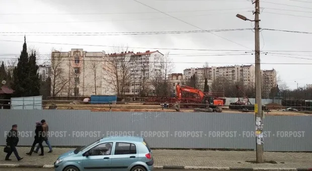 Новости Севастополя - Переселенка с материка повредила античный памятник в Севастополе