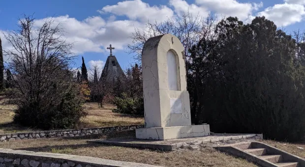 Новости Севастополя - Жители Северной стороны Севастополя в панике: на старинном кладбище абы как ведутся строительные работы