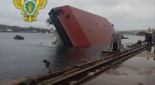 Новости Севастополя - Полиция поделилась подробностями падения фуры на железнодорожные пути в Крыму