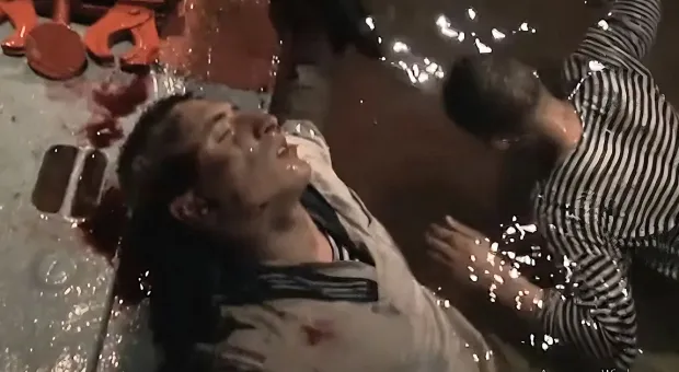 Новости Севастополя - Нефтепродукты с перевернутого плавкрана убирают несколько судов