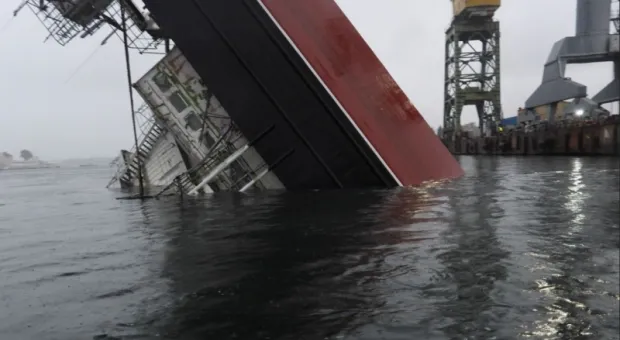 Новости Севастополя - Из-за крушения плавкрана Севастопольская бухта загрязнена нефтепродуктами 