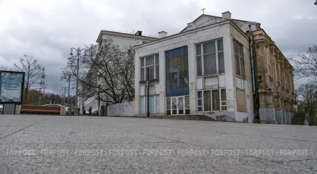 Новости Севастополя - Пугающе ветхий фасад столетнего кинотеатра в Балаклаве скрыли от глаз туристов