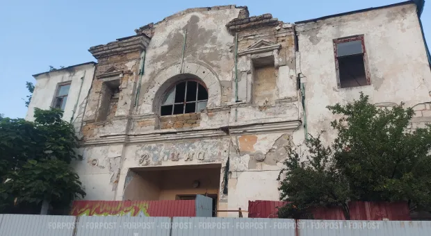 Новости Севастополя - Уже не кинотеатр, но еще не костел: в Севастополе продолжает разрушаться «Дружба»