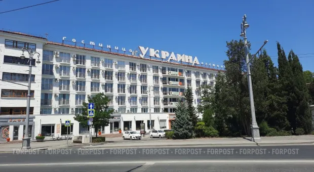 Новости Севастополя - Жители ул Дмитрия Ульянова бьют тревогу. Надломившаяся ветка тополя может упасть на их головы в любой момент