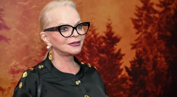 Новости России - Фотограф снял красный нимб над городом в Италии