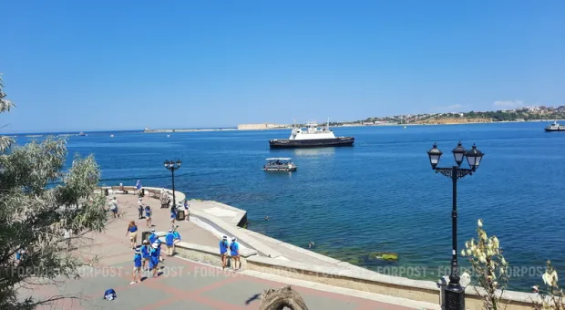 Новости Севастополя - Оранжевое море: вода в Ушаковой балке обрела радикальный цвет