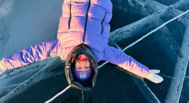 Как крымчанка с подругой покорила лёд Байкала