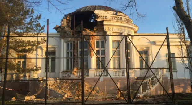 Почему памятник в Евпатории пять лет губила дыра в крыше, а теперь всё может измениться