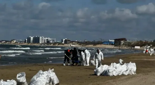 Новый выброс и нефтяное пятно в Чёрном море: что известно о ситуации в Анапе