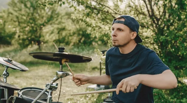 Новости Севастополя - Мешки и люди в белых костюмах: что происходит на побережье курортного города России