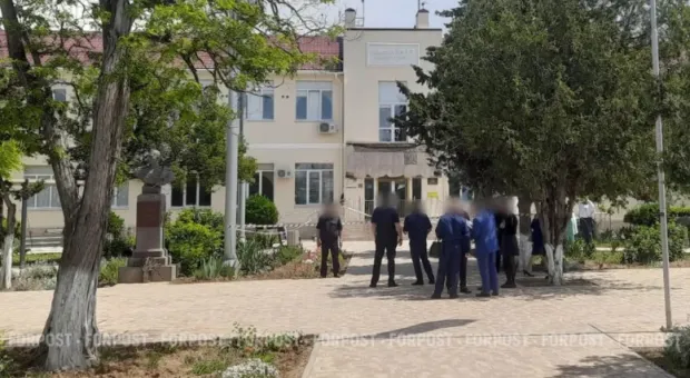 Власти Севастополя удивились, как козырёк в качинской школе превратился в балкон
