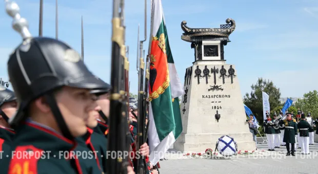 Блеск стали, чеканный шаг и историческая форма: как прошёл День матросского бульвара в Севастополе