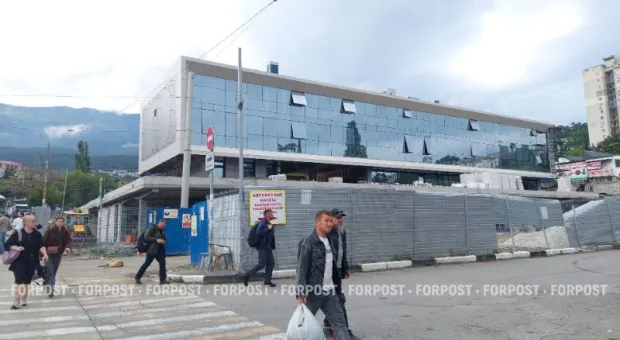 Ремонт крупнейшей автостанции крымского курорта снова затягивается