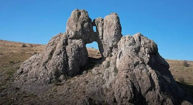 Новости Крыма - Урочище, спрятанное в горах, и призрак на утёсе