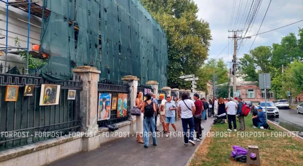 Ливень как часть перформанса: художники Крыма развесили работы на ограде закрытого музея