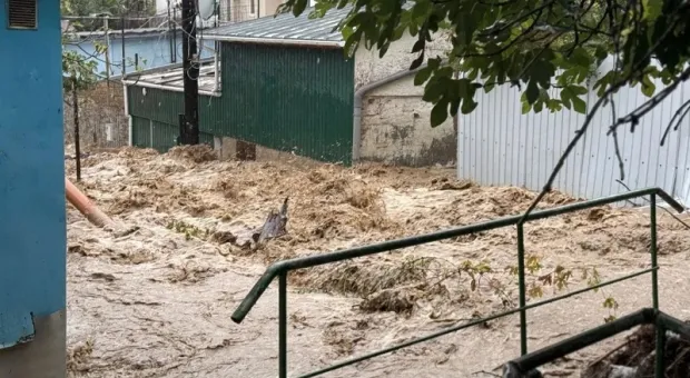 Бурный поток в Кореизе разрушил подпорную стену и угрожает домам