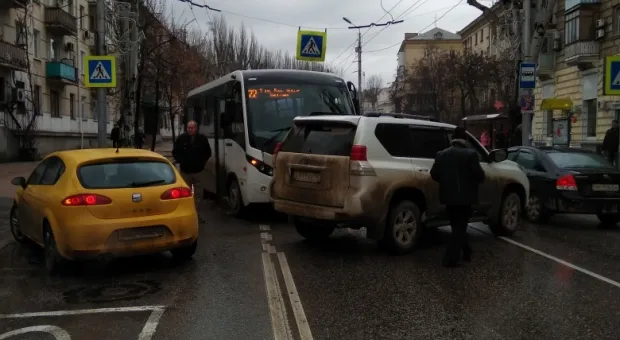 В Севастополе «тойота» столкнулась с автобусом 